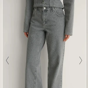 Lågmidjade gråa jens - Lågmidjade gråa jeans ifrån NA-KD. I fint skick. Har även en slits nedtill!💓 Stor garderobsrensning så säljer även många andra lågmidjade jeans & byxor!!😚💓🪩