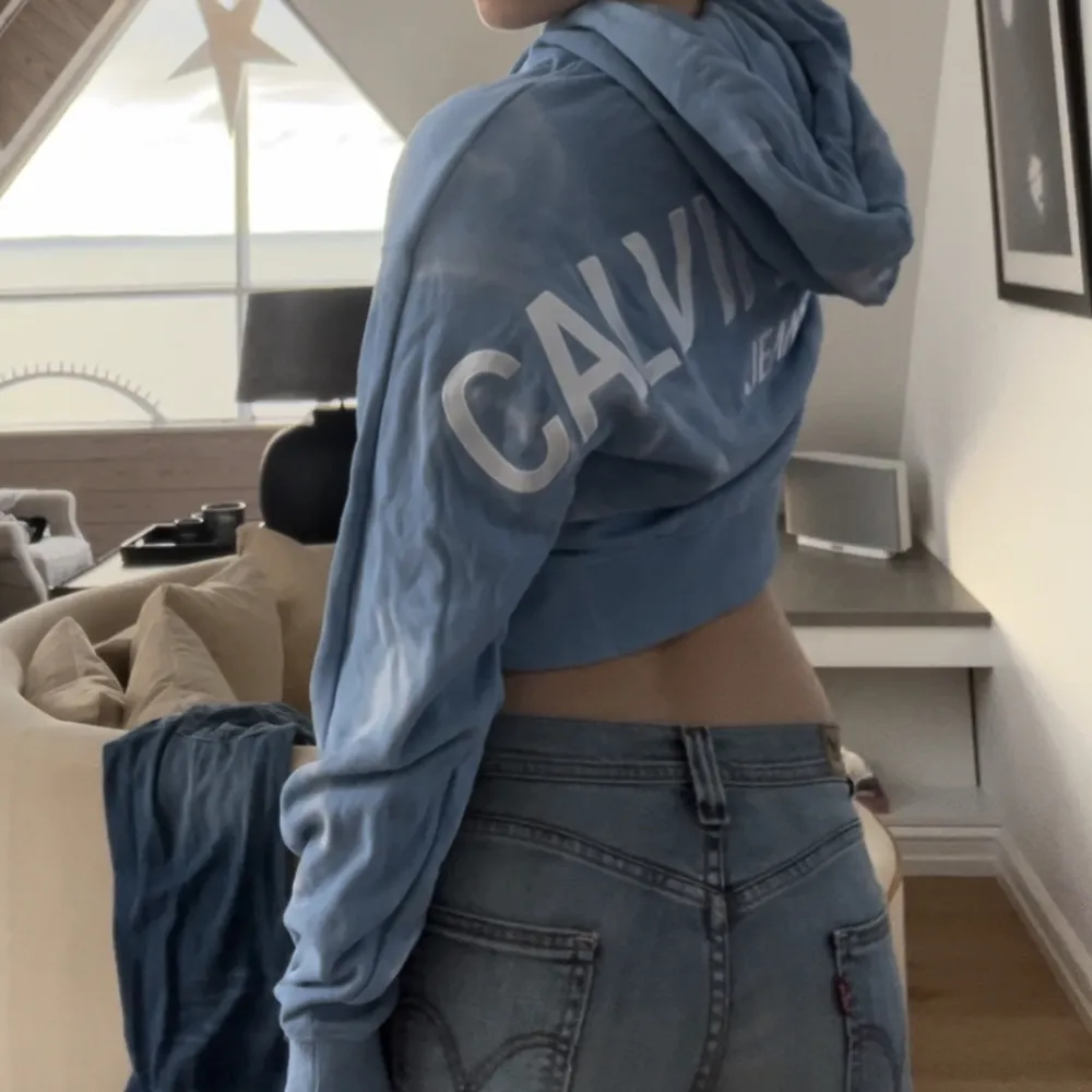 Säker en skitsnygg blå och vit Calvin Klein Jeans collagetröja som knappt är använd. Storleken är S men funkar även på xs. Hör gärna av er vid frågor💗. Hoodies.