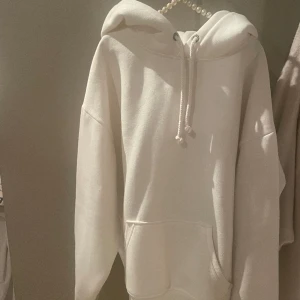 Hoodie - Supernajs bil bok hoodie i vädligt fint skick! Säljer pga ingen användning för den, använd Max 2ggr💗 Köpt för 399kr