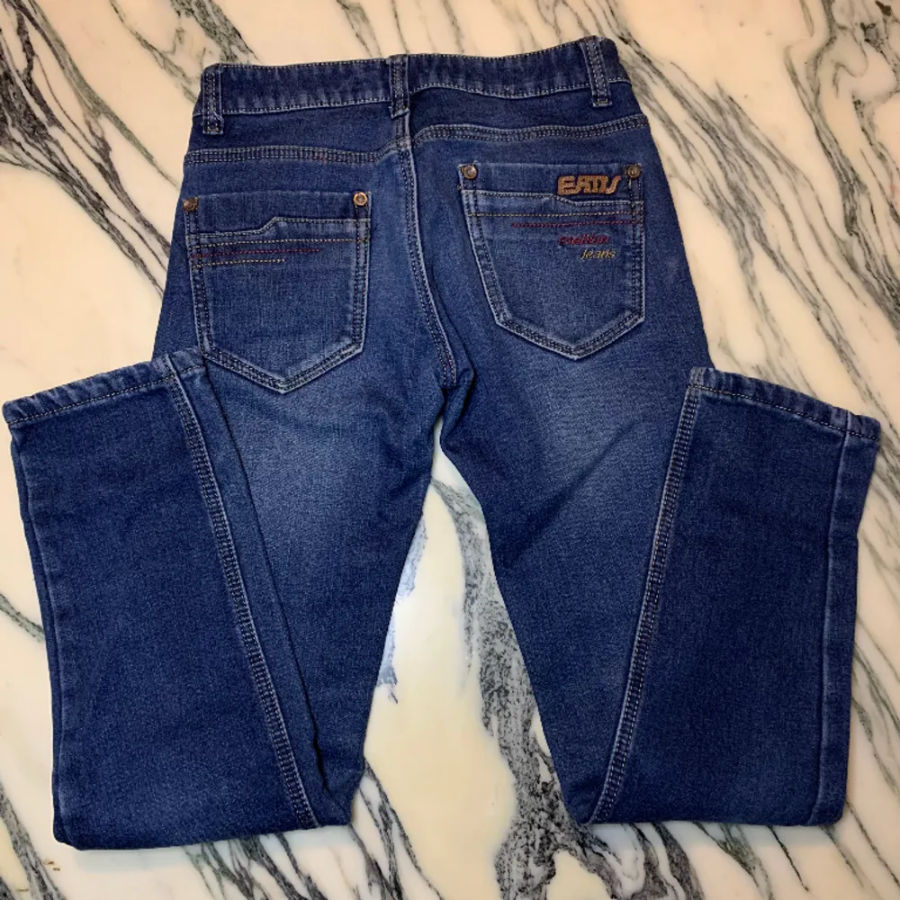 Ett par lågmidjade jeans i bra skick, knappt använda. Bara fråga om du vill ha fler bilder eller har någon annan fråga. . Jeans & Byxor.