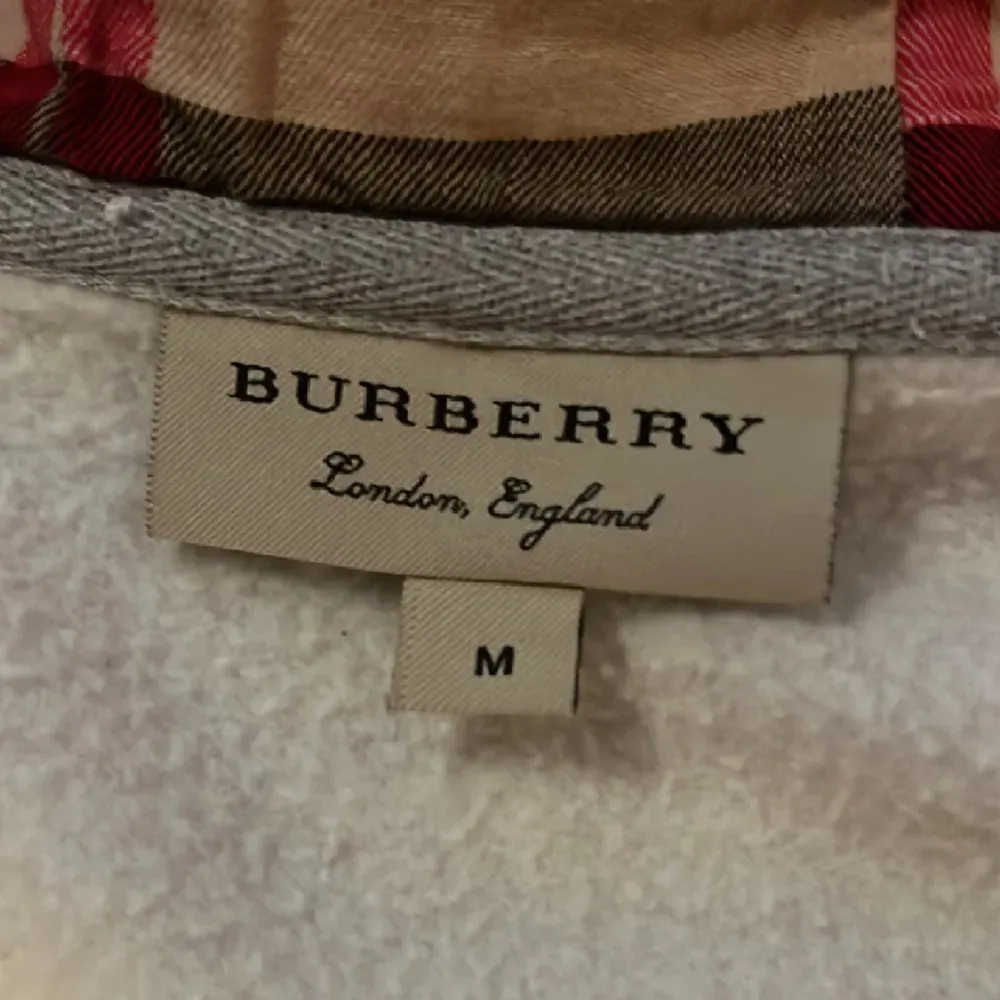 Burberry hoodie i grå, storlek Medium i mycket perfekt skick! Skriv för fler bilder och frågor!. Hoodies.