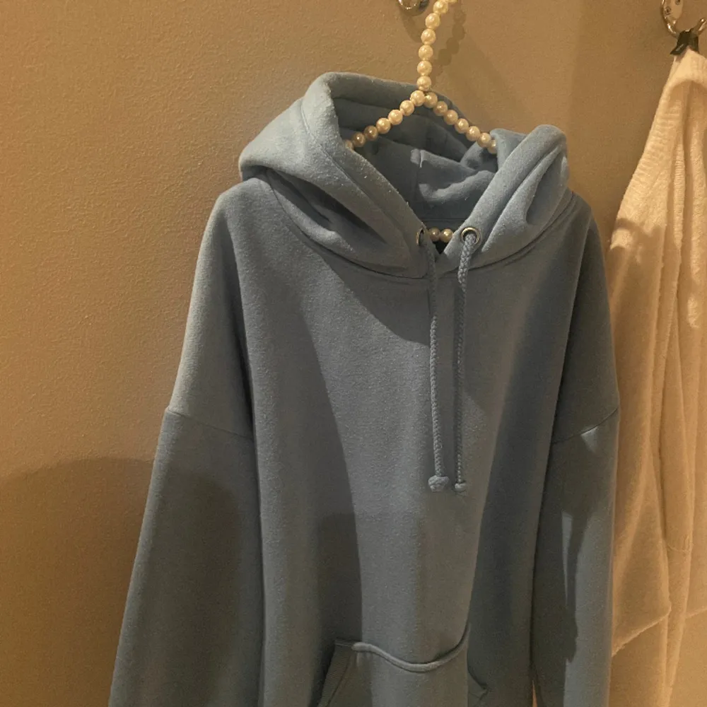 Hoodie i mycket bra skick, i en Såå fin blå färg!  Köpt för 399kr💗. Hoodies.