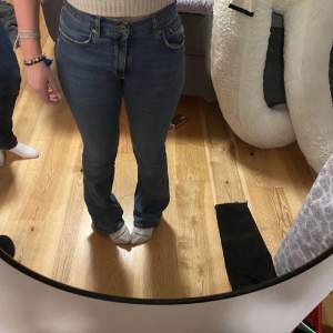 Mörkblå jeans från Gina tricot