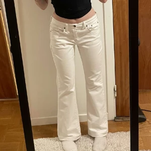 Vita lowaist Levis  - Jätte fina vita Levis jeans som inte kommer till användning eftersom de e lite stora på mig💕 skulle säga att det är en 30/29 i waisten. Jag är 168 och de passar fint💕