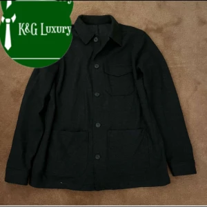 Massimo dutti overshirt - Säljer nu en fet Massimo dutti overshirt eftersom den inte har kommit till användning. Väldigt  fint skick använd ett fåtal gånger. Storleken är M.