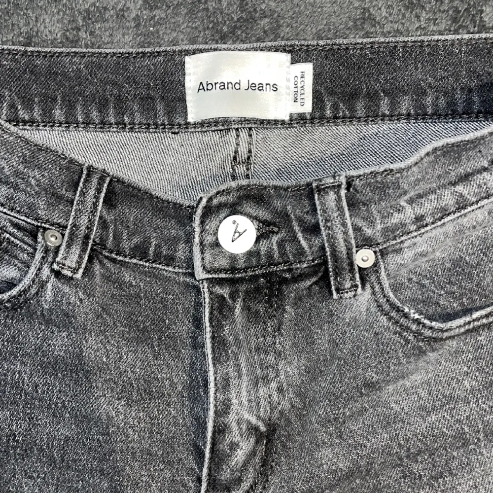Supersnygga lågmidjade Bootcut jeans från märket Abrand i modellen ”90s low boot”, storlek 25, bra skick . Nypris 1100kr Mer info privat💗. Jeans & Byxor.
