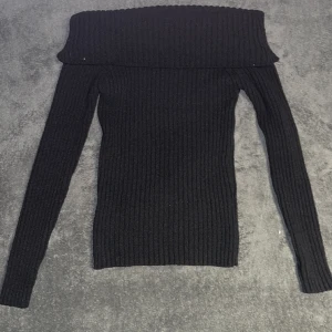 Off shoulder! - Supersnygg stickad offshoulder tröja från Lindex, använd typ 2 ggr, superbra kvalitet. Storlek S men passar XS. Nypris 400kr