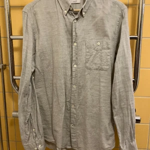 Tunn NN07-Skjorta Grå - Väldigt tunn, toppen på sommaren. Sparsamt använd. 