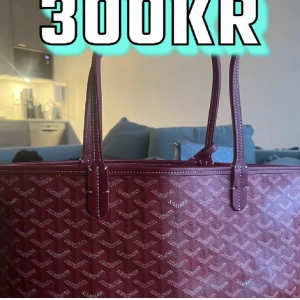 Go*** väska - Goyard väska, köpt här på plick. Aldrig använt! Säljer p.g.a att jag hittade en samma i ena annan färg och tycker om den mer. Inga defekter, som nyskick👍 kontakta mig gärna om ni har frågor, svarar så snabbt jag kan💗
