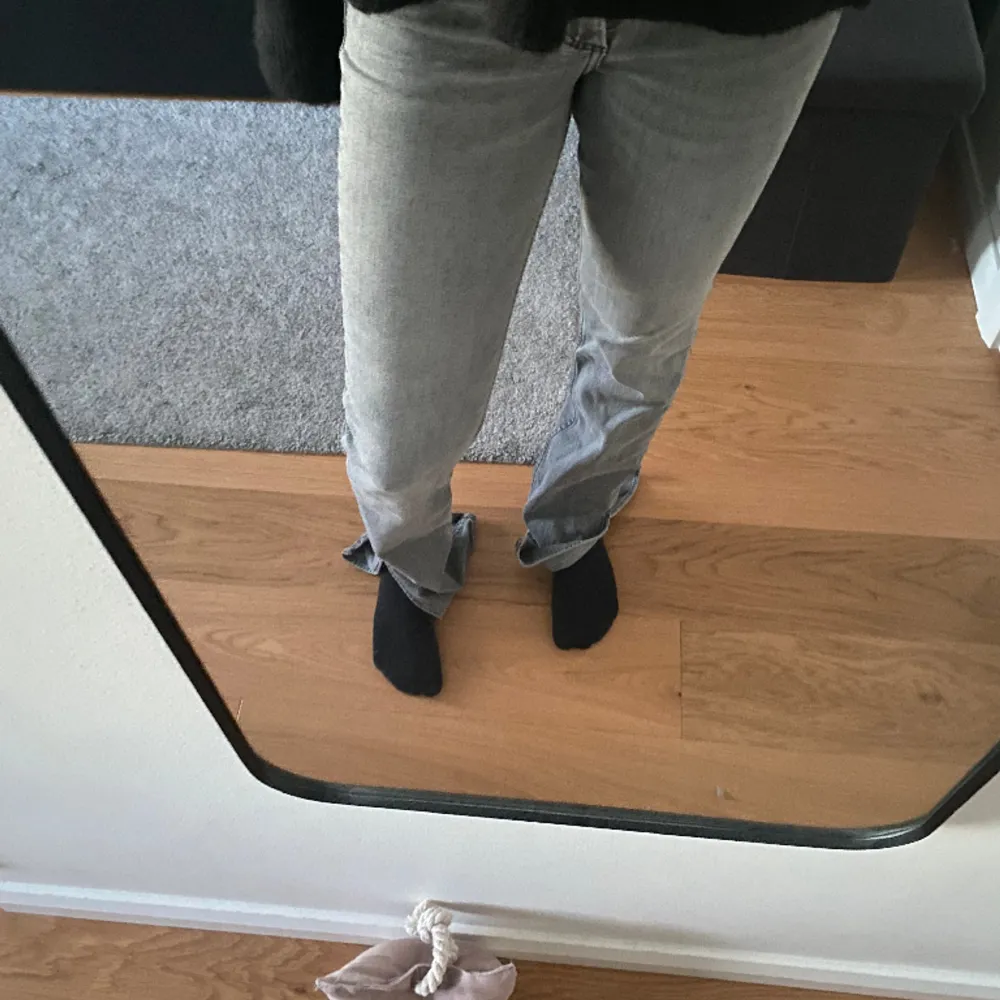 Superfina ljusgråa jeans från Zara 💕. Jeans & Byxor.