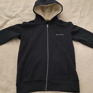 Marc O’polo zip hoodie - Zip hoodie från märket Marc O’Polo. Helt oanvänd i storlek 170cm, men passade mig tills jag var ca 175cm och vägde 65.