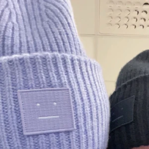 lila/blå acne mössa  - säljer min jättefina mössa från acne studios skriv för fler bilder