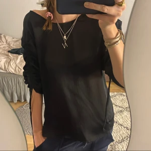 Blus - Svincool svart blus som man kan justera armlängden på🥰