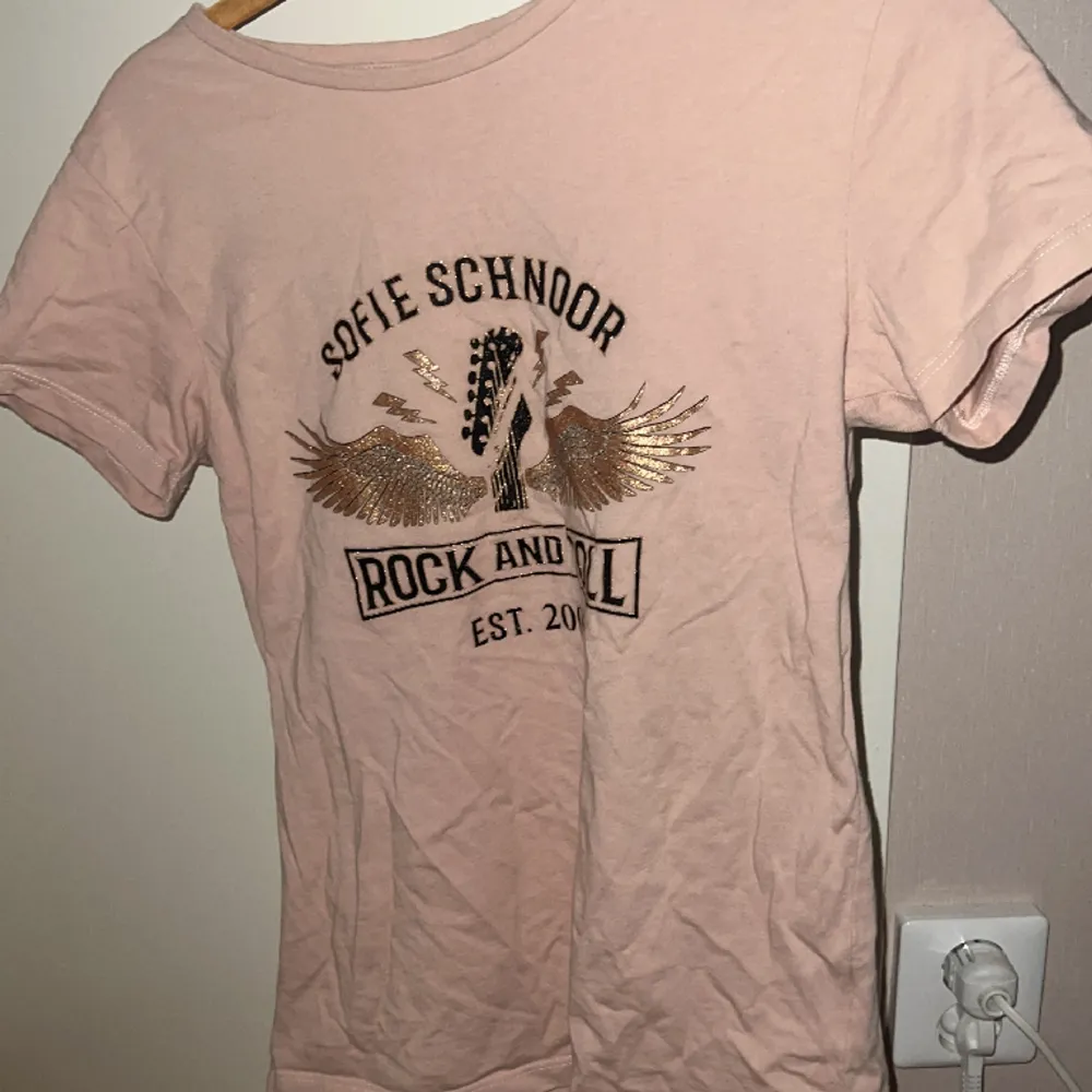 en fin sofie schnoor t-shirt med fint tryck i mitten, använd fåttal gånger och bra skick, kontakta om intresse finns!. T-shirts.