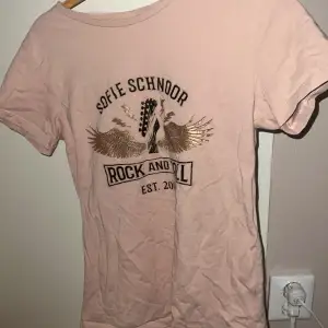 en fin sofie schnoor t-shirt med fint tryck i mitten, använd fåttal gånger och bra skick, kontakta om intresse finns!