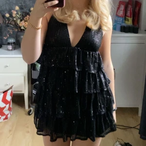 Glitterklänning - Säljer denna sjukt snygga o populära klänningen! I nyskick stl S. 300kr + frakt