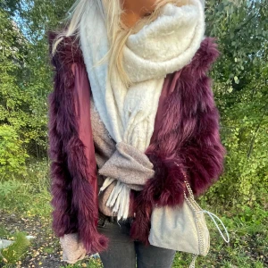 Vinröd pälsjacka - Finaste jackan som jag nu funderar på att sälja. Den är väldigt varm och såååå snygg till allt!!❤️ liter hål unden ena armhålan på insidan men inget som syns eller gör jackan kallare!