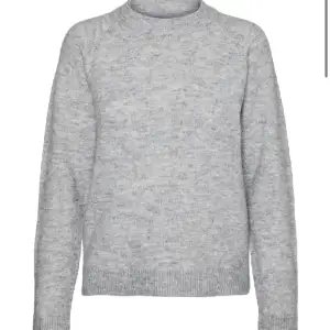 En grå stickad tröja från vero Moda. Säljer den pågrund av att jag aldrig har använt den❤️
