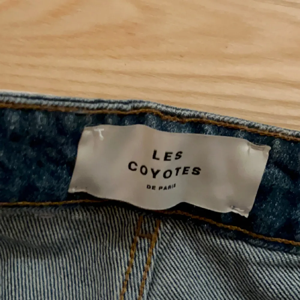 Säljer dessa så snygga Les Coyotes De Paris jeans.💗De är i nyskick då de endast är använda 2 gånger, säljer för 500 kr, storlek 14 år men passar dig som är 12 år!💗Köparen står för frakten, jag kan mötas upp!. Jeans & Byxor.