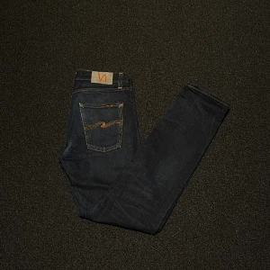 Nudie Jeans - | Nudie jeans | Storlek: 31 | Skick: 8/10 | Nypris: Ca 1600kr | Vårt pris: 499kr |