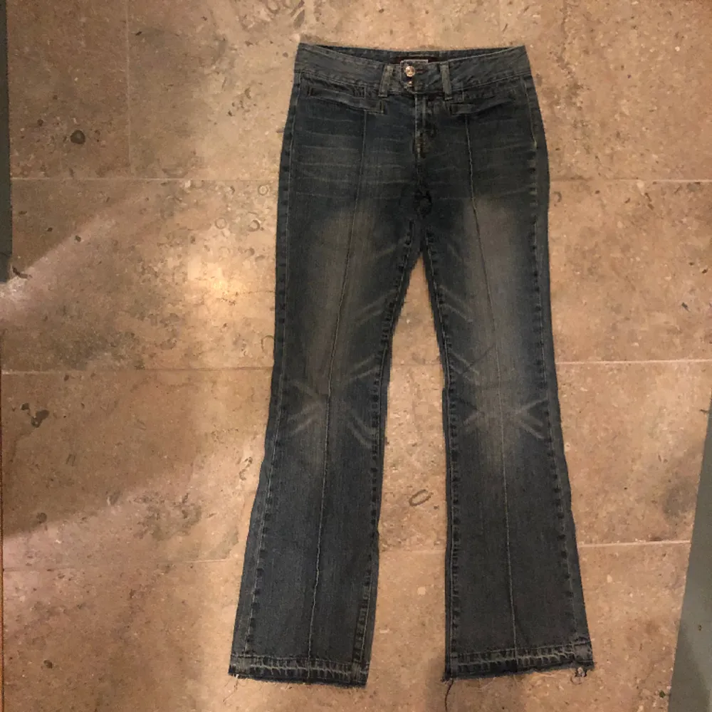 Säljer dessa lågmidjade jeans i jättebra skick. Köpta på en secondhand i Tyskland. Dubbla knappar och fickor fram. Stolek M, men dom är nedsprättade  nertill så lite längre. . Jeans & Byxor.