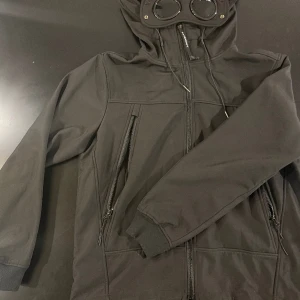 CP Company shell jacket - CP company shell jacket i perfekt skick Storlek M Digitalt kvitto från farfetch finns Priset kan diskuteras vid snabb affär