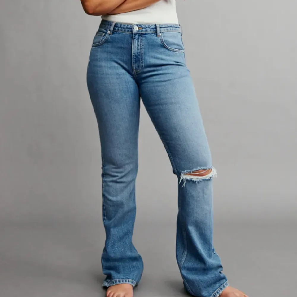 Jag säljer dessa jeans från Gina i modellen full length flare, använda fåtal gånger säljer dem pågrund av att de är förstora för mig. Kan även tänka mig byta, till en storlek 36. Köparen står för frakten och pris kan diskuteras :). Jeans & Byxor.
