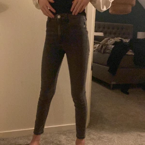 Jeans  - Två par skinny jeans båda för 200kr ett par grå och ett par svarta. Säljer dem för dem är för små inte använda någonting. Hör av dig innan du köper dem 🤍👍🏻