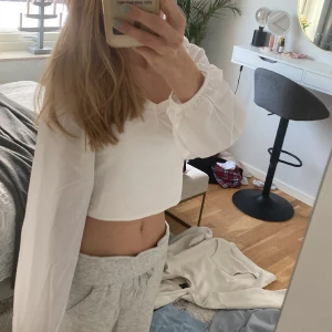 Blus gina tricot Young  - Jättefin blus från Gina tricot Young som endast är använd en gång, säljer pågrund av att den är för liten nu samt att den inte kommer till användning. Nypris är ungefär 300 kr och den går inte att få ta på längre.