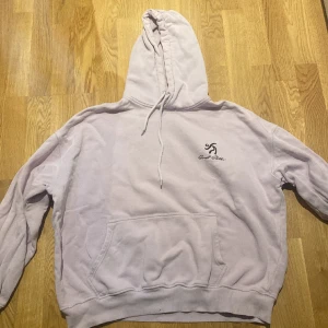 Sweet Skttbs hoodie - Kommer ej till användning, lite små fläckar på hoodien som inte märks av men därav de billiga priset! Hör av er om frågor.