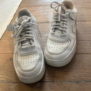 Nike air force 1 Shadow  - Nike skor i fint skick. Använda men är i fint skick. Kommer inte till användning. Köpta för 1599kr