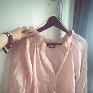 Super söt blus! - Säljer denna super söta blusen som inte  kommer till användning, har knappt använt den alls! Skriv ifall ni har frågor o funderingar! 🥰