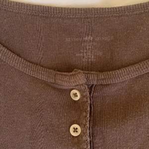 Oanvänd brun ribbad tröja från Brandy Melville med söta knappar