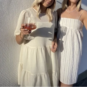 Vit klänning  - Säljer nu denna fina klänning som passar perfekt till studenten. Använd ett fåtal gånger 