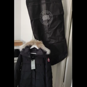 Canada goose shelburne - Varm o fin canada goose jacka till dam Jackan är endast provad och är utav den absolut bästa kvaliten på marknaden Storlek L men passar även M  Påsen ingår och det är äkta päls