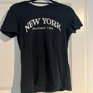 T-shirt  - T-shirt från Tommy hilfiger, frakt tillkommer.