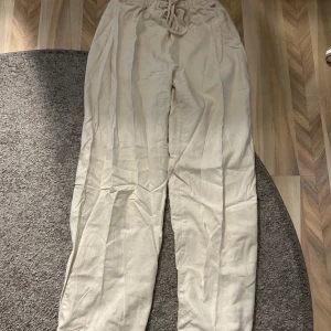 Linnebyxor  - Säljer dessa linnebyxor från pull & bear i stl S/M då de inte kommer till användning🤍 säljer för 250kr! Använd fåtal gånger och är ostrykta på denna bild!