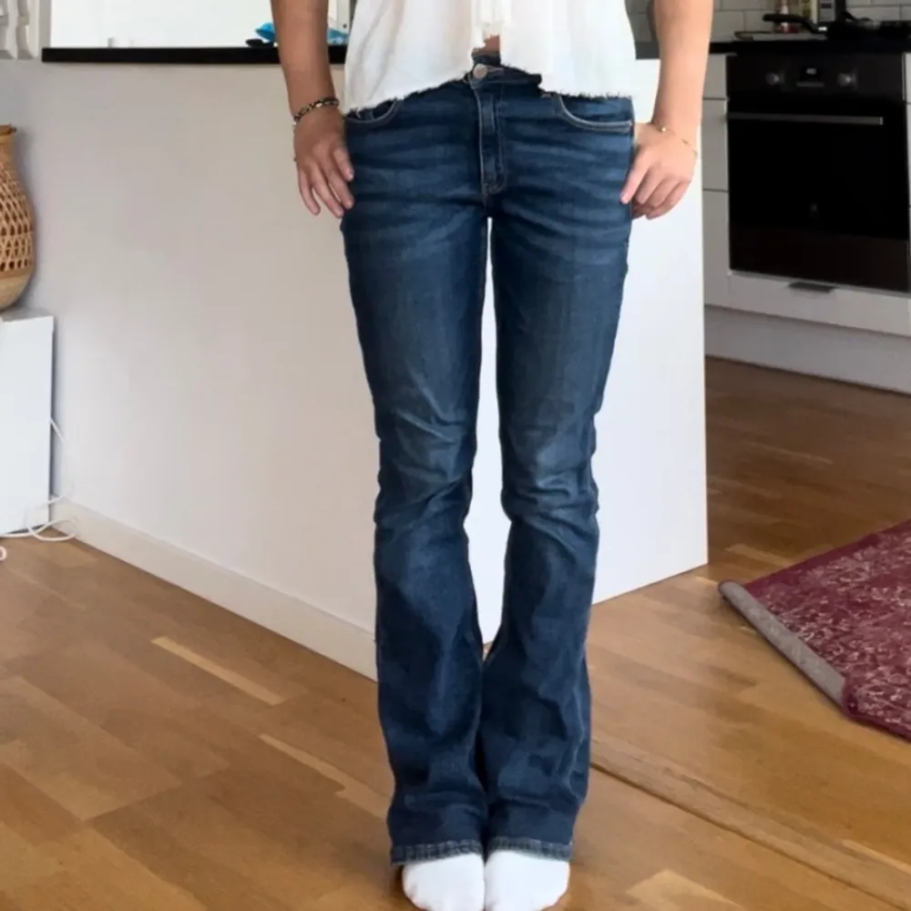 Low waist bootcut jeans från gina young, skulle säga att dem passar någon i storlekr 32-34. Jeans & Byxor.