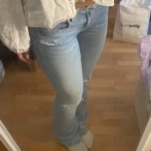 Jeans m hål - Säljer dessa super fina jeansen med hål ifrån Gina. Säljer pga att dom inte kommer till någon användning längre. De är använda ett fåtal gånger. De är som nya och har inga synliga defekter. 