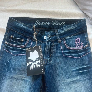Jeans Unit jeans  - Helt nya lågmidjade boothcut jeans med rosa broderade detaljer! Skit snygga med y2k vintage vibe men de var tyvär för små för mig när jag fick hem de. Storlek 26 (cirka Xs)🤩🤩 Passar mig bra i längden som är 170