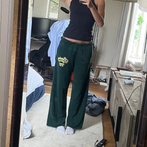 Mjukisbyxor  - Jätte fina gröna mjukisbyxor med tryck. Köppt från bershka och säljs inte längre. Lite blekningsfläkar som man ser på bilderna men annars hela.💞