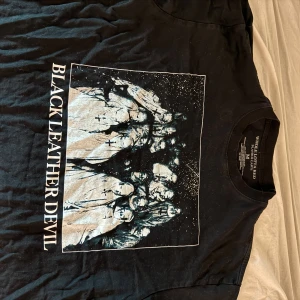 Playboi carti tröja - Tröja från whole lotta red albumet. Den är en tung tröja så den passar skönt imo. Perfekt condition inga hål eller fläckar eller tecken på att den blivit tvättad