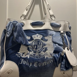 Juicy couture väska - Intressekoll, har två defekter som syns i bild 3 (där en metall bit har lossnat) och 5 (bokstäverna har lossnat) osäker på om jag vill sälja men kom med bud!!