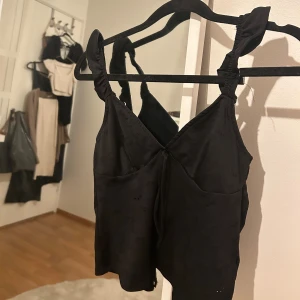 Topp - Svart triangel topp med broderier och volangärmar i superfint skick