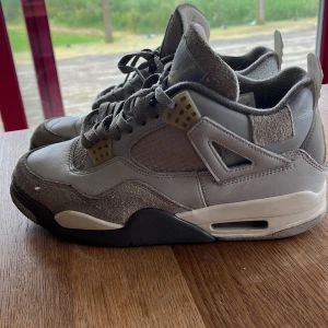 Air Jordan - Säljer min sons Air Jordan. Använda men i gott skick. Storlek EUR 42,5