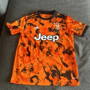 Juventus t-shirt  - Orange Juventus t-shirt. Storlek 152 märke adidas. Säljer den pågrund av att den är för liten. Pris diskuteras 
