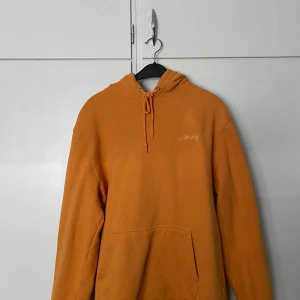 Stussy Hoodie- senapsgul - Riktigt unik stussy hoodie köpt i Irland för cirka 7 år sedan. Knappt använd!
