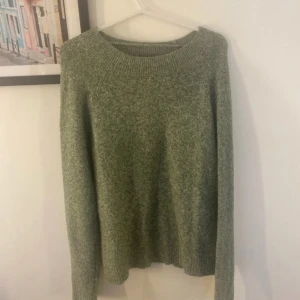 Stickad tröja grön - Grön stickad tröja från Vero Moda. Tröjan är i strl S (passar även M) och är i ett bra skick! Använts få gånger!💕