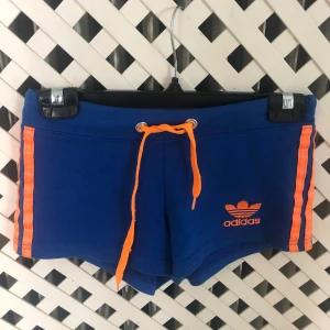 adidas korta mjukisshorts - jätte mysiga! använda någon enstaka gång, lite noppriga på snörena men inget som stör!  tvättas före dem skickas😊