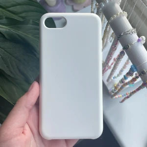 Mobilskal iPhone 7 - Mobilskal till iPhone 7. Vitt. Silikon på utsidan och läder/pälsliknande textur på insidan. Helt och rent. 